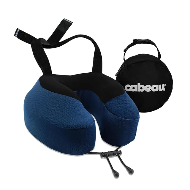 Almohada de viaje Cabeau Evolution S3 sujeta al asiento de un avión